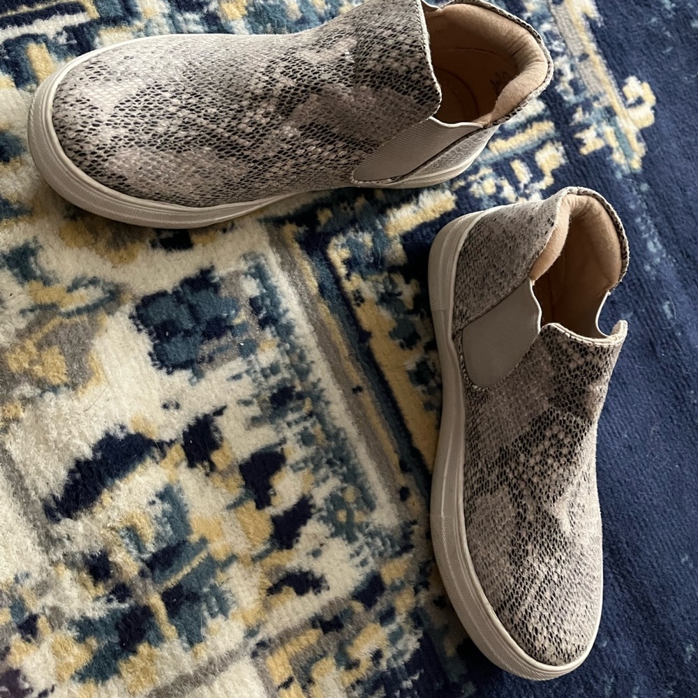 I am selling boots, size 5.5, snake skin, worn twice, the brand is versona